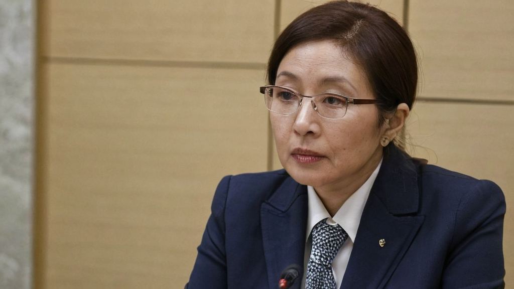 完美修复形象的女神杨颖引发关注，社交媒体账号揭秘背后风险
